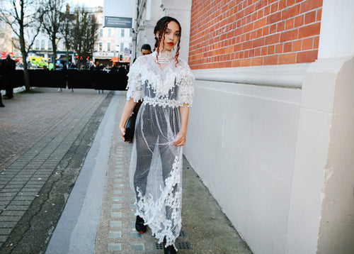 Trend Report: Cum Purtam Dantela Transparenta
