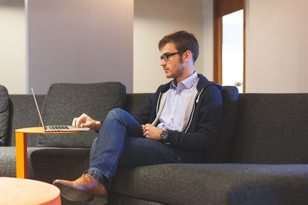 Stilul business casual la bărbați: reguli, ținute recomandate, greșeli de evitat