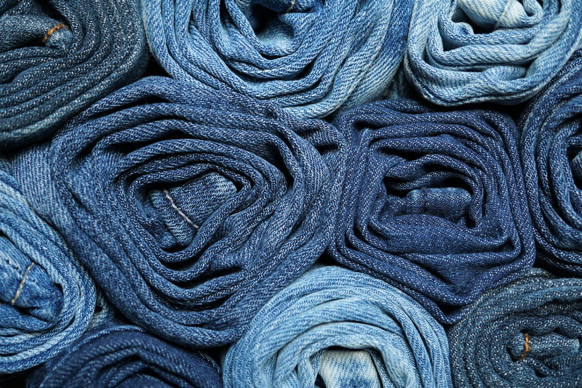 Tinute cu pantaloni evazati care nu se demodeaza niciodata