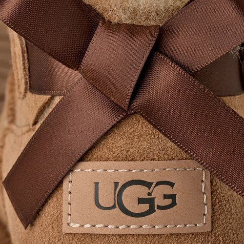 Gheata UGG Ultra Mini Bailey Bow