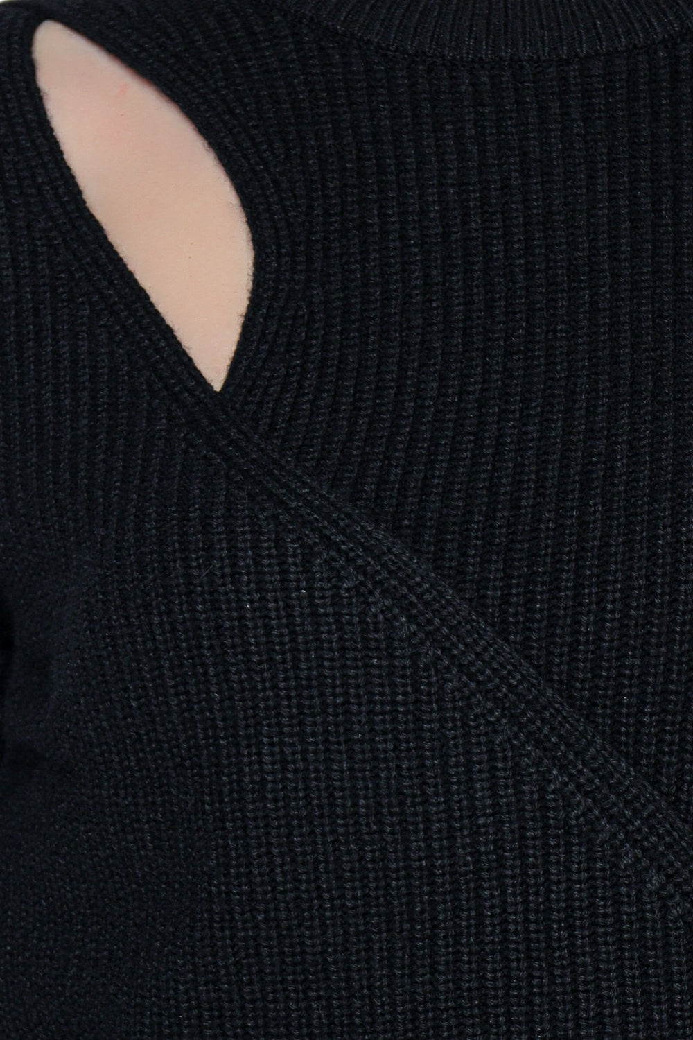 pulover negru - detaliu decupat