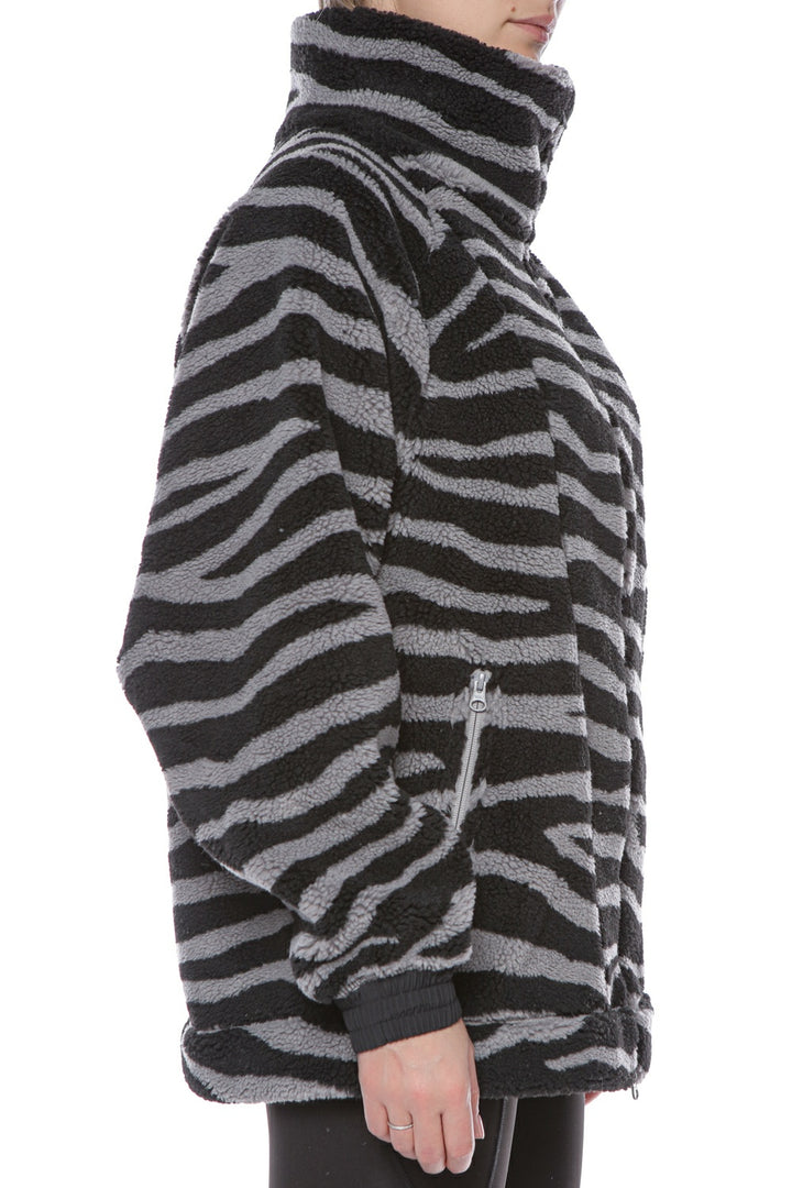 geaca cu animal print si fermoar