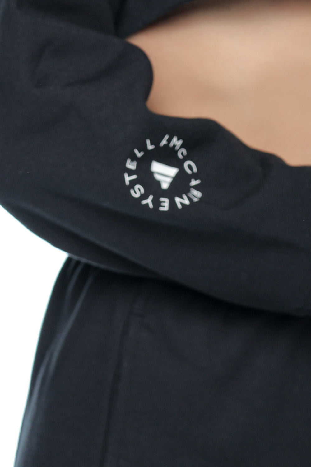 Pulover scurt Adidas - detaliu logo